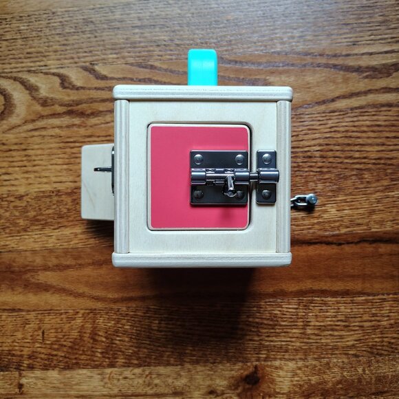 Lovevery bus and lockbox from the Realist playkit (19-21m) - Picture 4 of 16